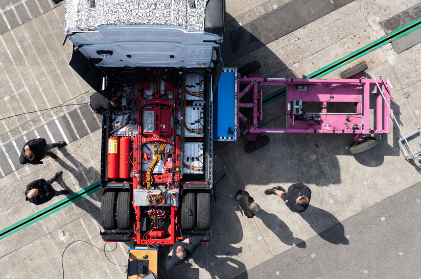 Sicherer unterwegs mit Hochvolt: Hohe passive Sicherheit des Mercedes-Benz eActros 600 in Crash-Tests bestätigtSafer on the road with high voltage: High passive safety of the Mercedes-Benz eActros 600 confirmed in crash tests