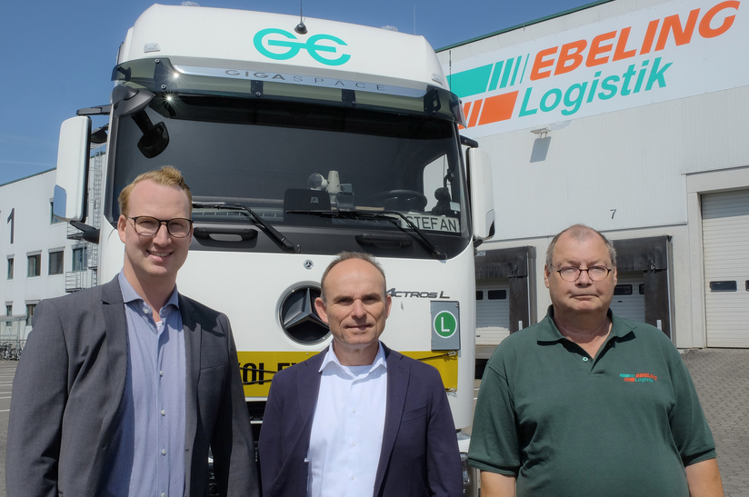 Tradition trifft Innovation Ebeling Logistik modernisiert Fuhrpark mit Diesel- und Elektro-Trucks von Mercedes-BenzTradition meets innovation – Ebeling Logistik modernizes its fleet with diesel and electric trucks from Mercedes Benz