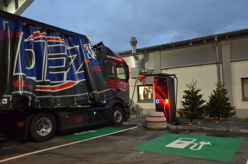 Daimler Truck baut halböffentliches Ladenetzwerk für Lkw auf – erste Pilotkunden erfolgreich gestartetDaimler Truck establishes semi-public charging network for trucks – first pilot customers successfully launched