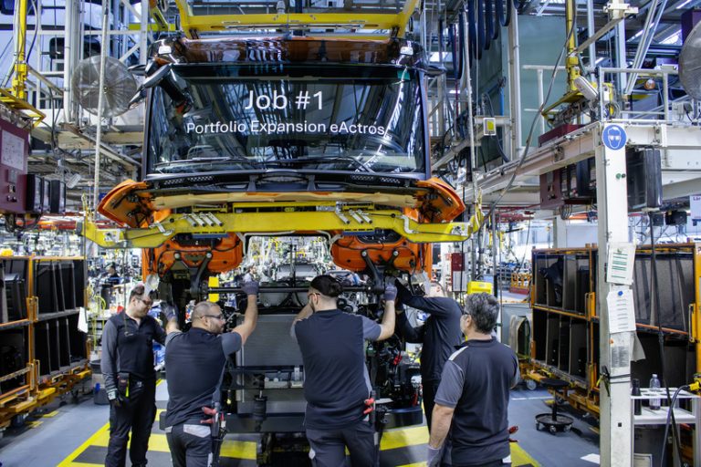 Elektro-Portfolio wächst: Mercedes-Benz Trucks startet Produktion neuer eActros 400-Generation im Werk WörthElectric portfolio grows: Mercedes-Benz Trucks starts production of new eActros 400 generation at Wörth plant