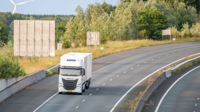 Iveco Truck auf Autobahn
