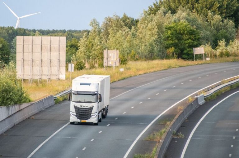 Iveco Truck auf Autobahn