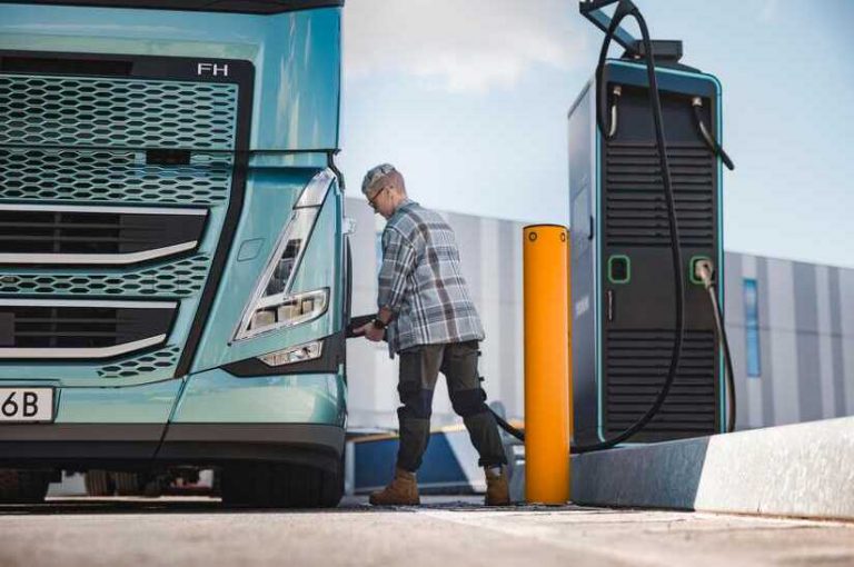Aufladen Volvo Truck an Ladesäule