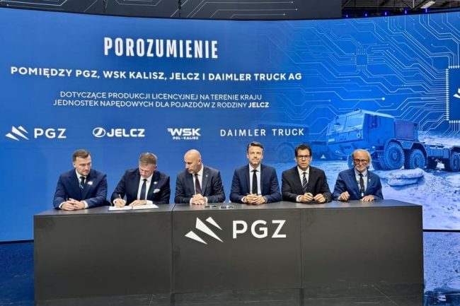 Führungskräfte von Daimler Truck Defence und die polnische Wehrtechnikgruppe Polska Grupa Zbrojeniowa S.A. (PGZ) unterzeichnen das MOU.
