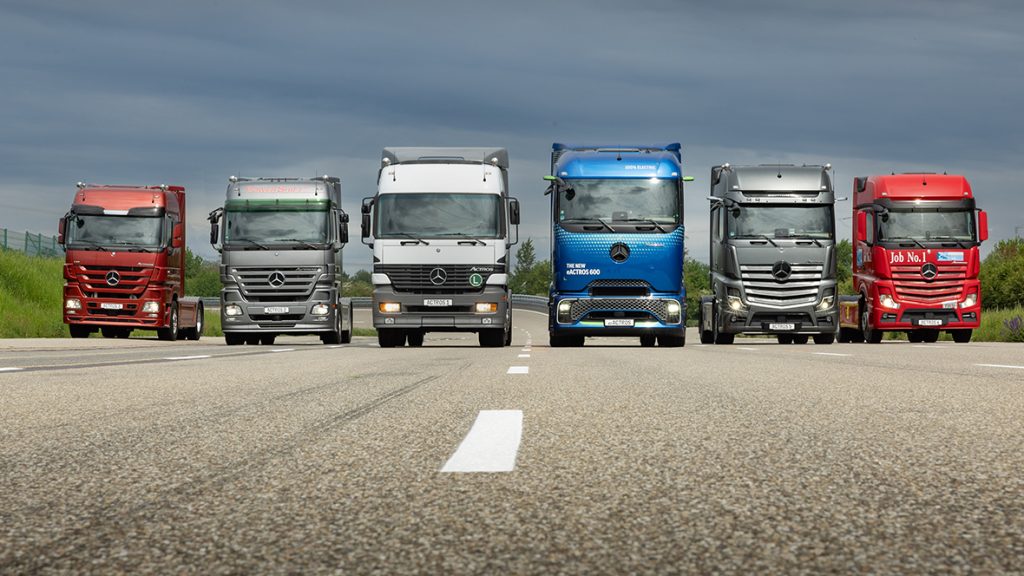30 Jahre Actros auf Kurs zur IAA 3 30 Jahre Innovation: Alle Actros-Generationen brachten ein Stück Fortschritt auf die Straße.