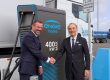 Startschuss für emissionsfreien Schwerlastverkehr: Frank Lacroix, ENGIE (rechts), und Dr. Dirk Claus, SEEHAFEN KIEL GmbH & Co. KG, haben am PORT OF KIEL einen Ladepark mit acht Ladepunkten für Lkw eröffnet.