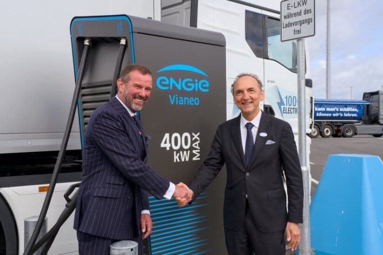 Startschuss für emissionsfreien Schwerlastverkehr: Frank Lacroix, ENGIE (rechts), und Dr. Dirk Claus, SEEHAFEN KIEL GmbH & Co. KG, haben am PORT OF KIEL einen Ladepark mit acht Ladepunkten für Lkw eröffnet.
