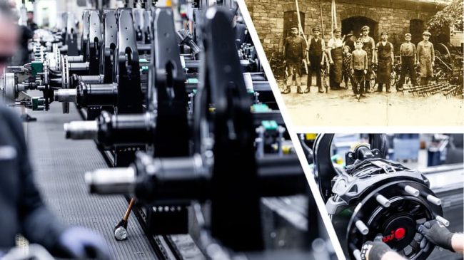 Die Collage zeigt im großen Bild links die Produktion bei SAF-Holland: Achs- und Fahrwerkskompetenz, Brems- und Steuerungstechnologie sowie Kupplungssysteme fließen zunehmend in abgestimmte Systemlösungen ein. Das schwarz-weiß-Bild zeigt, wo alles begann: in der bayerischen Dorfschmiede von Paul Zill. Und das dritte Bild rechts unten zeigt die Fertigungshalle in Bessenbach, wo SAF-HOLLAND – neben anderen Standorten – sein breites Portfolio an Achs-, Brems-, Kupplungs- und Fahrwerkslösungen produziert.
