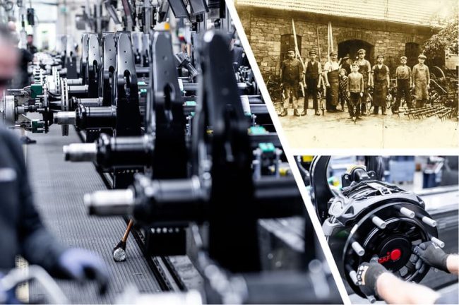 Die Collage zeigt im großen Bild links die Produktion bei SAF-Holland: Achs- und Fahrwerkskompetenz, Brems- und Steuerungstechnologie sowie Kupplungssysteme fließen zunehmend in abgestimmte Systemlösungen ein. Das schwarz-weiß-Bild zeigt, wo alles begann: in der bayerischen Dorfschmiede von Paul Zill. Und das dritte Bild rechts unten zeigt die Fertigungshalle in Bessenbach, wo SAF-HOLLAND – neben anderen Standorten – sein breites Portfolio an Achs-, Brems-, Kupplungs- und Fahrwerkslösungen produziert.